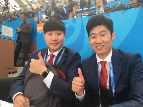 축구 해설가로 데뷔한 ‘영원한 캡틴’ 박지성(오른쪽)과 배성재 캐스터[SBS 제공=연합뉴스]
