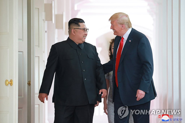 (평양 조선중앙통신=연합뉴스) 북한 김정은 국무위원장이 미국 트럼프 대통령과 12일 싱가포르의 센토사섬에서 역사적인 첫 북미정상회담을 가졌고 이 자리에서 공동성명을 채택했다고 13일 조선중앙통신이 보도했다.