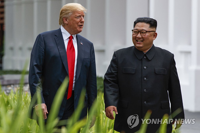 (싱가포르 AP=연합뉴스) 역사적 첫 북미정상회담이 열린 12일(현지시간) 싱가포르 센토사 섬 카펠라 호텔에서 도널드 트럼프 미국 대통령(왼쪽)과 김정은 북한 국무위원장이 업무오찬을 마친 뒤 산책을 하고 있다.