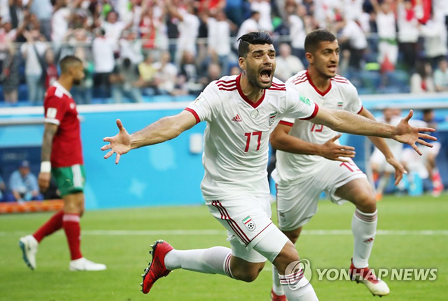 (상트페테르부르크=연합뉴스) 15일 오후(현지시간) 러시아 상트페테르부르크 스타디움에서 열린 2018 러시아 월드컵 B조 예선 모로코 대 이란의 경기. 모로코의 아지즈 부아두즈의 자책골이 터지자, 이란 선수들이 환호하고 있다.