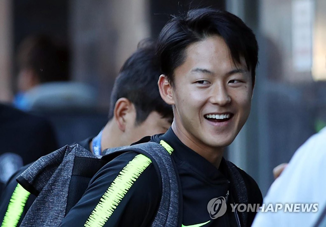 (니즈니노브고로드=연합뉴스) 스웨덴과 2018 러시아 월드컵 F조 조별리그 1차전 경기를 앞둔 대한민국 축구대표팀 이승우가 16일(현지시간) 러시아 니즈니 노브고로드의 숙소에 도착해 로비로 향하고 있다.