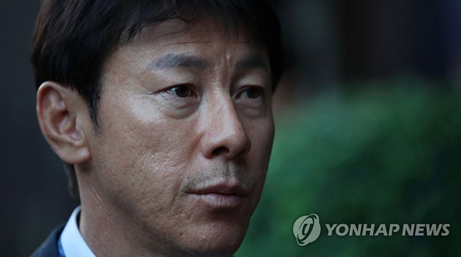 (니즈니노브고로드=연합뉴스) 스웨덴과 2018 러시아 월드컵 F조 조별리그 1차전 경기를 앞둔 신태용 축구대표팀 감독이 16일(현지시간) 러시아 니즈니 노브고로드의 숙소에 도착해 취재진과 인터뷰를 하고 있다.