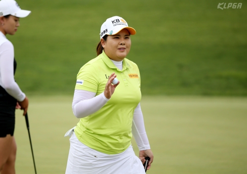 팬들의 응원에 답례하는 박인비.[KLPGA 제공]