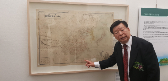 양재룡 관장이 ‘일청한군용정도’를 가리키며 ‘독도는 우리 땅’임을 강조하고 있다.