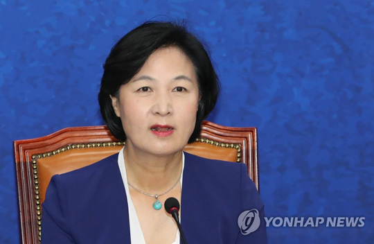 (서울=연합뉴스)  더불어민주당 추미애 대표가 15일 오전 국회에서 광역자치단체장 당선인들이 참석한 가운데 열린 ‘나라다운 나라, 든든한 지방정부 실현을 위한 국민과의 약속 선포식’에서 인사말을 하고 있다. 2018.6.15