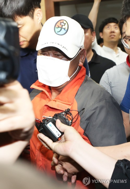 전북 군산시 장미동 한 주점에 불을 지른 혐의로 긴급체포된 이모(55)씨가 18일 새벽 병원 치료를 받기 위해 군산경찰서를 나가고 있다.