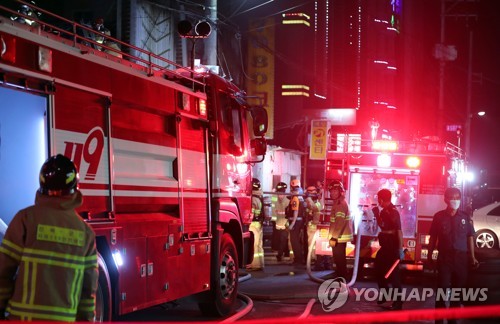 17일 오후 9시 53분께 전북 군산시 장미동 한 유흥주점에서 불이 나 소방대원이 구조작업을 하고 있다.