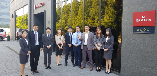 18일 라마다 군산 호텔 앞에서 이성일(오른쪽 세 번째) 사장 등 임직원들이 ‘2017 베스트 오브 라마다’ 트로피를 들고 기념사진을 찍고 있다.  라마다 군산 호텔 제공