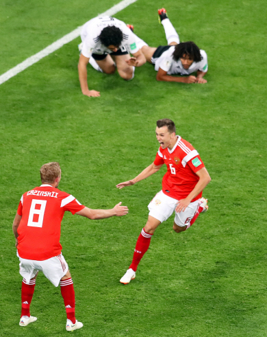 러시아의 데니스 체리셰프(오른쪽·비야레알)가 20일 오전(한국시간) 상트페테르부르크스타디움에서 열린 2018 러시아월드컵 A조 조별리그 이집트와의 2차전에서 후반 14분 골을 터뜨린 뒤 환호하고 있다.  EPA연합뉴스