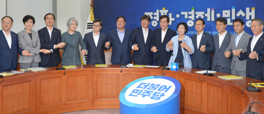 20일 오전 국회에서 열린 고위당정청회의에 앞서 이낙연(오른쪽 여섯 번째) 국무총리와 추미애(이 총리 오른쪽) 더불어민주당 대표 등 참석자들이 손을 맞잡으며 포즈를 취하고 있다. 왼쪽부터 홍남기 국무조정실장, 김영주 고용노동부 장관, 조명균 통일부 장관, 강경화 외교부 장관, 김동연 부총리 겸 기획재정부 장관, 김태년 민주당 정책위의장, 이춘석 사무총장, 이 총리, 추 대표, 홍영표 원내대표, 장하성 청와대 정책실장, 한병도 정무수석, 반장식 일자리수석.