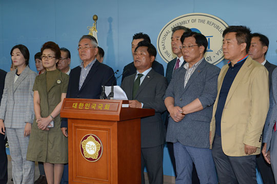 자유한국당 중앙위원 및 수석부위원장들이 20일 오전 국회 정론관에서 6·13 지방선거 참패 관련 기자회견을 열고 김성태 당 대표 권한대행 겸 원내대표가 비상대책위원회에 권한을 위임하고 물러날 것을 촉구하고 있다. 김호웅 기자 diverkim@