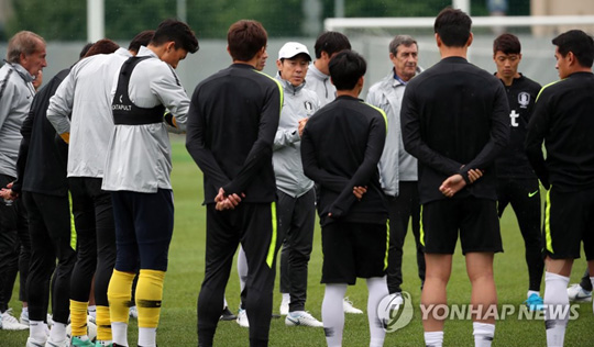 (상트페테르부르크=연합뉴스) 신태용 축구대표팀 감독이 19일(현지시간) 러시아 상트페테르부르크 로모노소프 스파르타크 훈련장에서 열린 공식 훈련에서 선수들과 대화하고 있다. 2018.6.19