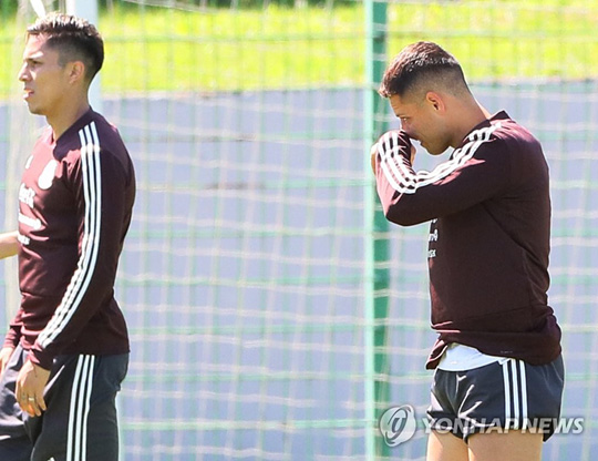 (모스크바=연합뉴스)  2018 러시아월드컵 한국과 F조 예선 2차전을 치를 멕시코의 하비에르 에르난데스(오른쪽)가 20일 모스크바 노보고르스크 다이나모 훈련장에서 훈련 도중 콧물을 닦고 있다.오소리오 감독은 선수들이 집단으로 감기에 걸렸었다고 말했다.