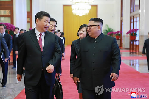 (베이징 EPA=연합뉴스) 중국을 방문한 김정은 북한 국무위원장(오른쪽)이 19일(현지시간) 베이징에서 시진핑 중국 국가주석을 만나 함께 걸어가고 있다. 신화통신 등에 따르면 김 위원장은 방중 첫날인 이날 베이징 인민대회당에서 시 주석과 제3차 북중 정상회담을 한 데 이어 20일에는 국빈관 댜오위타이에서 시 주석과 다시 만나 북중관계 강화를 강조했다. 댜오위타이 회동은 김 위원장이 부인 리설주 여사와 함께 시 주석 부부와 오찬을 하는 형식으로 진행되는 등 북중 밀착관계를 과시했다.