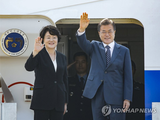 (성남=연합뉴스) 문재인 대통령과 부인 김정숙 여사가 21일 오전 서울공항에서 러시아 국빈방문을 위해 출국하며 손을 흔들어 인사하고 있다.