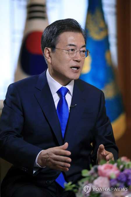 (서울=연합뉴스) 문재인 대통령이 러시아 국빈방문을 하루 앞둔 20일 오전 청와대에서 러시아 언론과 인터뷰를 하고 한러 양국의 공동번영을 위한 비전을 밝히고 있다. 이날 인터뷰는 러시아 공영통신사 타스통신, 일간지 로시스카야 가제타, 국영 러시아방송과 합동 인터뷰로 진행됐다. 2018.6.20 [청와대 제공=연합뉴스]
