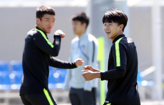 축구대표팀의 이승우(오른쪽·헬라스 베로나)가 김민우(상주 상무)와 함께 21일 오후(한국시간) 러시아 상트페테르부르크의 로모노소프 스파르타크스타디움에서 훈련하며 미소를 짓고 있다.  연합뉴스