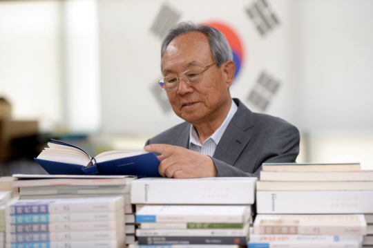 박관용 전 국회의장은 자신의 독서 습관을 ‘잡독형’이라고 말했다. 정치와 외교·안보가 주요 관심 영역이지만 닥치는 대로 책을 읽는다고 한다.   김선규 기자