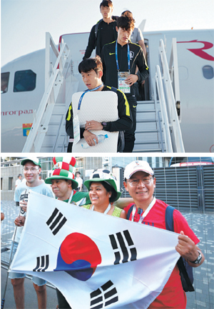 손흥민(앞·토트넘 홋스퍼) 등 축구대표팀이 22일 오전(한국시간) 멕시코와의 2018 러시아월드컵 F조 조별리그 2차전이 벌어지는 로스토프나도누 공항에 도착, 비행기에서 내리고 있다(위 사진). 한국과 멕시코의 축구팬들이 로스토프나도누에서 함께 응원전을 펼치고 있다.  연합뉴스