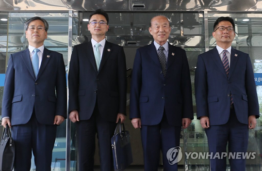(서울=연합뉴스) 남북적십자회담 대표단이 21일 오후 서울 종로구 남북회담본부에서 8·15 이산가족상봉행사 등 인도적 사안 논의를 위한 적십자회담 출발하기 전 포즈를 취하고 있다. 대표단은 이날 고성으로 향한 뒤 22일 동해선 육로를 통해 회담장인 금강산으로 향할 계획이다. 왼쪽부터 우광호 대한적십자사 국제남북국장, 류재필 통일부 국장, 박경서 대한적십자사 회장, 김병대 통일부 인도협력국장.