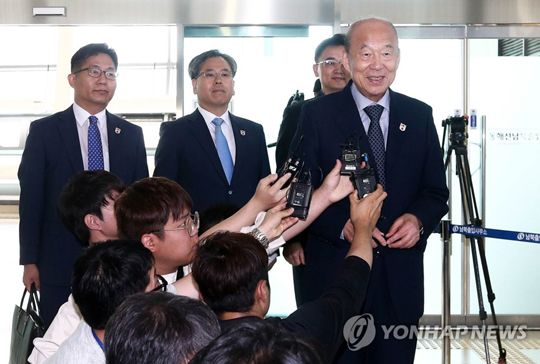 (고성=연합뉴스) 8·15 이산가족 상봉행사를 논의하기 위해 방북하는 남북 적십자회담 남측 대표단이 22일 오전 강원 고성군 동해선출입사무소에서 출경하기 전 취재진의 질문에 답하고 있다. 왼쪽부터 김병대 통일부 인도협력국장, 우광호 대한적십자사 국제남북국장, 류재필 통일부 국장, 박경서 대한적십자사 회장. [사진공동취재단]