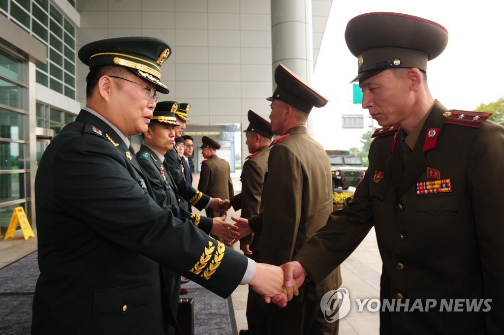 악수하는 남북 군사실무접촉 수석대표