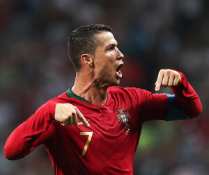 포르투갈의 크리스티아누 호날두(레알 마드리드)가 지난 16일(한국시간) 러시아 피시트스타디움에서 열린 2018 러시아월드컵 B조 조별리그 스페인과의 1차전에서 해트트릭을 달성한 뒤 손가락 세리머니를 펼치고 있다.  TASS연합뉴스