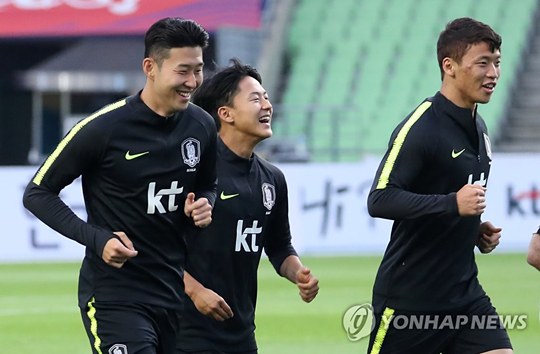 독일전 공격 선봉을 맡을 손흥민(왼쪽)과 황희찬(오른쪽)[연합뉴스 자료 사진]