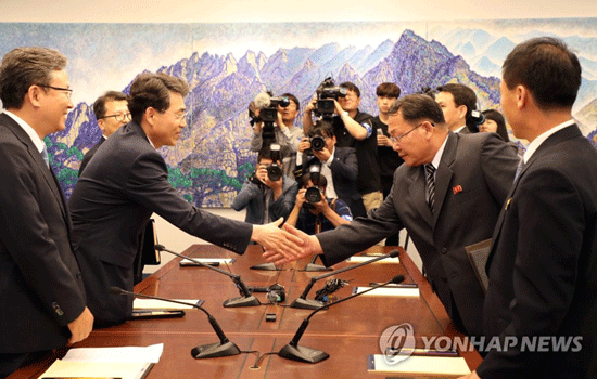 (판문점=연합뉴스) 판문점 남측 평화의 집에서 26일 열린 남북 철도협력 분과회의에서 남과 북이 공동보도문을 낭독한 뒤 남측 수석대표인 김정렬 국토교통부 2차관과 북측 수석대표인 김윤혁 철도성 부상이 악수하고 있다. [사진공동취재단]