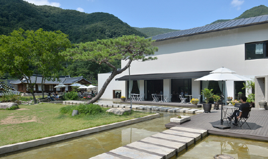 완주 오성한옥마을의 소양고택과 카페 ‘두베’. 담 하나를 두고 있는 한옥과 현대식 건축이 제법 잘 어울린다.