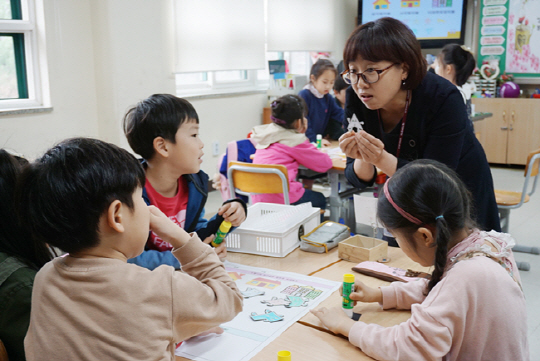 지난 4월 박희영 서울 거원초등학교 교사가 2학년 학급의 자율장학 시간 중 종이 모형을 들고 학생들에게 수업 내용을 설명하고 있다. 박희영 교사 제공