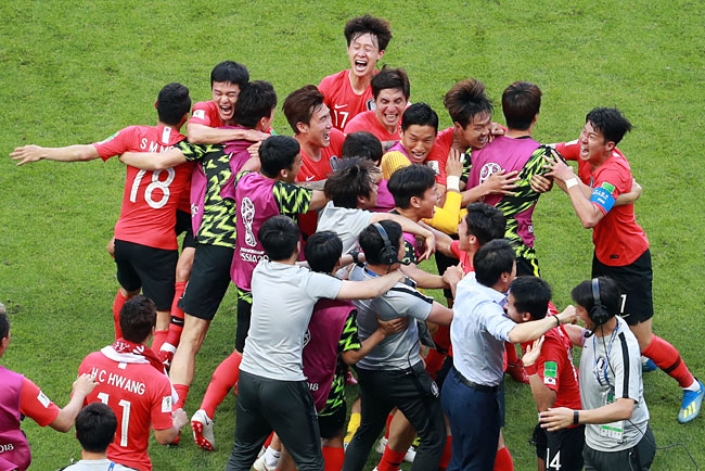 주장 손흥민(오른쪽·토트넘 홋스퍼) 등 한국축구대표팀이 28일 오전(한국시간) 러시아 카잔 아레나에서 열린 독일과의 2018 러시아월드컵 F조 조별리그 3차전에서 후반 48분 김영권(광저우 에버그란데)의 골이 비디오판독 결과 득점으로 인정되자 환호하고 있다. 연합뉴스