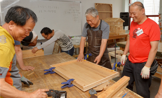<가치공유 相生일자리 는다>은퇴자에게 ‘自立의 목공기술’… 매출 年 5억· 일자리 ‘뚝딱뚝딱’