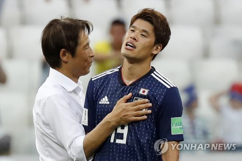 (볼고그라드 AP=연합뉴스) 니시노 아키라(왼쪽) 일본 대표팀 감독이 28일(현지시간) 2018 러시아 월드컵 폴란드와의 H조 3차전에서 패하고도 16강 진출을 확정한 뒤, 사카이 히로키를 격려하고 있다.