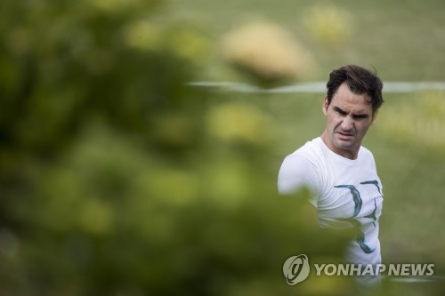 대회장에서 훈련을 준비하는 페더러. [EPA=연합뉴스]