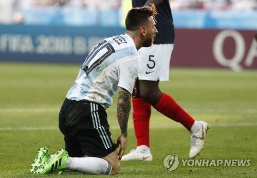 아르헨티나의 리오넬 메시가 무릎을 꿇고 아쉬워하고 있다.(EPA=연합뉴스)