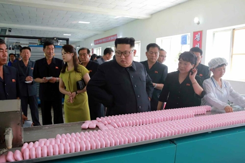 (서울=연합뉴스) 북한 김정은 국무위원장과 리설주 여사가 북한 최대 규모로 알려진 신의주 화장품공장을 시찰했다고 노동신문이 1일 보도했다.