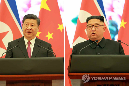 (서울=연합뉴스) 북한 노동당 기관지 노동신문이 20일 게재한 김정은 북한 국무위원장의 3차 방중 관련 사진. 김 위원장과 시진핑 중국 국가주석이 19일 열린 환영연회에서 연설하고 있다.