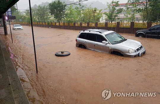 (보성=연합뉴스) 장마전선의 영향으로 남부지방에 많은 비가 내려 1일 오전 전남 보성군 보성읍의 한 도로가 침수돼 차량들이 거북이 운행을 하고 있다. [독자 제공=연합뉴스]
