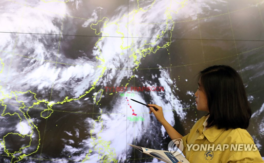 (서울=연합뉴스) 1일 서울 동작구 기상청에서 관계자가 태풍 ‘쁘라삐룬’의 경로를 확인하고 있다. 기상청은 쁘라삐룬이 1일 오후 제주도남쪽 먼바다부터 한반도에 영향을 주기 시작에 3일 오후 동해상으로 진출할 것으로 전망했다.