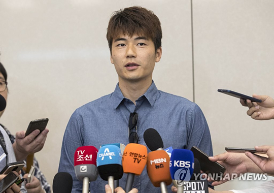 (영종도=연합뉴스) 프리미어리그 뉴캐슬 유나이티드로 이적한 한국 축구대표팀 주장 기성용이 1일 인천국제공항을 통해 귀국하며 취재진 질문에 답하고 있다.