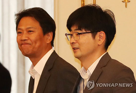 (서울=연합뉴스) 탁현민 청와대 행정관이 14일 청와대 영빈관에서 열린 문재인 대통령 독립유공자 및 유족과의 오찬 행사에 참석해 있다.