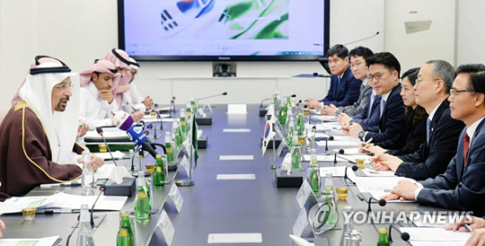 (서울=연합뉴스) 백운규 산업통상자원부 장관(오른쪽 두번째) 일행이 12일(현지시간) 사우디아라비아에서 알팔레 에너지산업광물자원부 장관과 양국 간 원전 협력 방안 등을 의논하고 있다. 2018.3.13 [산업통상자원부 제공=연합뉴스]