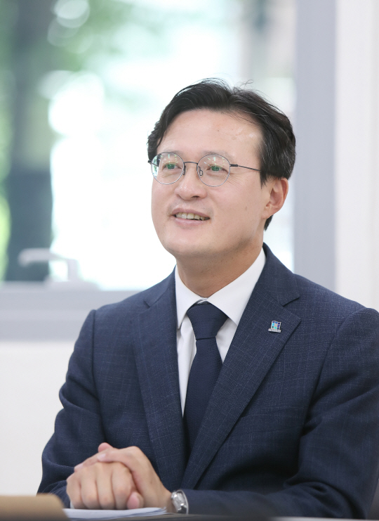 채현일 서울 영등포구청장이 지난달 29일 당산동 구청 별관 사무실에서 자신의 6·13 지방선거 공약인 ‘탁 트인 영등포’ 건설에 대한 구체적인 구상을 밝히고 있다. 영등포구청 제공