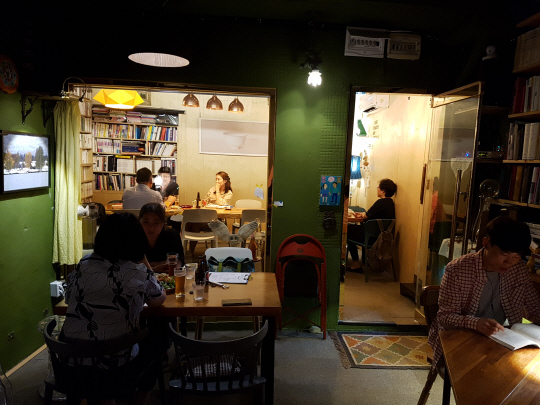 레스토랑과 서점을 겸하고 있는 ‘지음책방’의 심야책방 풍경. 서너 명이 모여 이야기를 나누거나 ‘혼맥’을 하며 책을 보기도 했다.