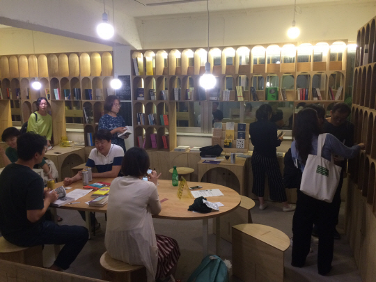 목수가 직접 짠 ‘아치형 서가’가 아름다운 ‘책과생활’ 서점. 이곳에선 ‘심야의 오픈북 책방 고사’가 벌어졌다.