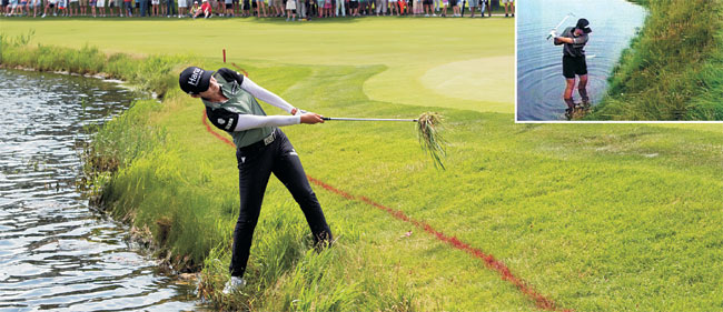 박성현이 2일 오전(한국시간) 미국 일리노이주 킬디어의 켐퍼 레이크스 골프클럽(파72)에서 열린 LPGA투어 메이저대회 KPMG 위민스PGA챔피언십 4라운드 16번 홀(파4) 해저드 구역에서 로브샷으로 러프를 탈출하고 있다. 작은 사진은 박세리가 1998년 7월 US여자오픈 연장전 18번 홀에서 해저드에 발을 담근 채 러프에 빠진 공을 쳐내고 있는 장면. PENTA PRESS 연합뉴스