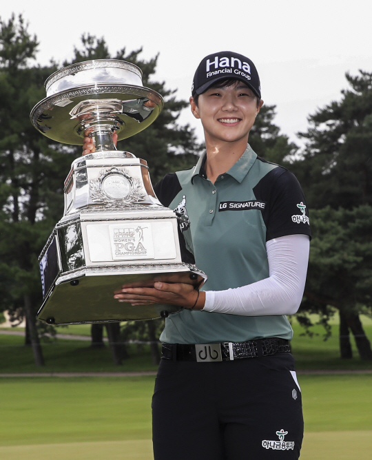 박성현이 2일(한국시간) 미국 일리노이주 킬디어의 켐퍼 레이크스 골프클럽에서 열린 LPGA투어 메이저대회 KPMG 위민스PGA챔피언십에서 우승을 차지한 뒤 트로피를 들고 활짝 웃고 있다.  EPA연합뉴스