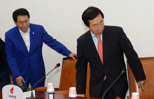 김성태(오른쪽) 자유한국당 대표 권한대행 겸 원내대표와 안상수 혁신 비상대책위원회 준비위원장이 2일 오전 국회에서 열린 원내대책회의에 참석해 자리에 앉고 있다. 김호웅 기자