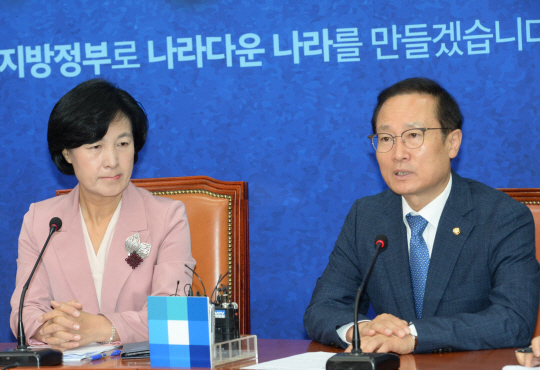 홍영표(오른쪽) 더불어민주당 원내대표가 2일 오전 국회에서 열린 최고위원회의에서 추미애 대표가 지켜보는 가운데 모두발언을 하고 있다.